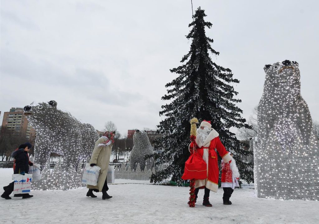 Новогоднее убранство города. Жанровая фотография. Дед Мороз у новогодней елки в парке Ростокинского акведука 