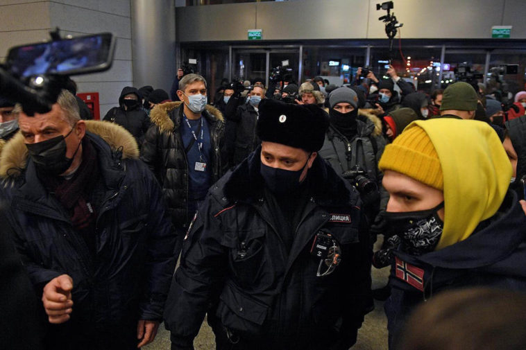 Во "Внуково" перед прилетом Навального перестали пускать без билета