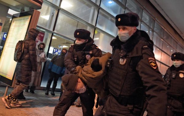 Сотрудники полиции во время задержания сторонника политика Алексея Навального в аэропорту Внуково во время его прилета в Россию