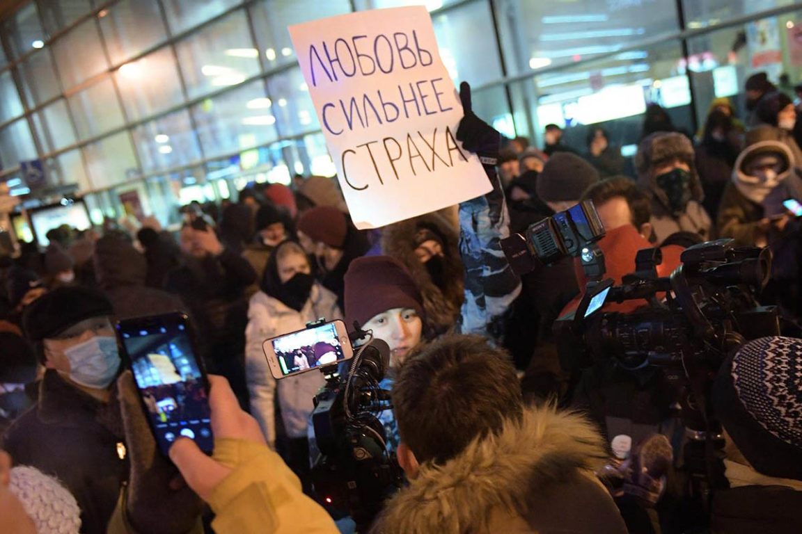 Как сторонники и фанаты Ольги Бузовой встречали, а силовики задерживали Алексея Навального