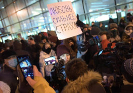 Как сторонники и фанаты Ольги Бузовой встречали, а силовики задерживали Алексея Навального