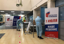 Дезинфекция участка для голосования по поправкам в Конституцию РФ в районе Хорошевский в Москве