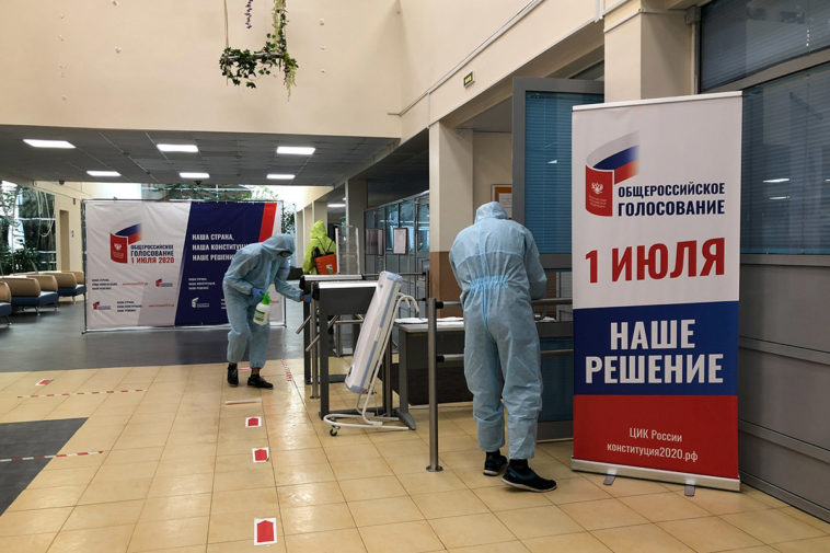 Дезинфекция участка для голосования по поправкам в Конституцию РФ в районе Хорошевский в Москве