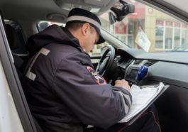 Сотрудник ДПС оформляем протокол о нарушении в салоне служебного автомобиля полиции