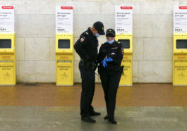 Полицейские в метро