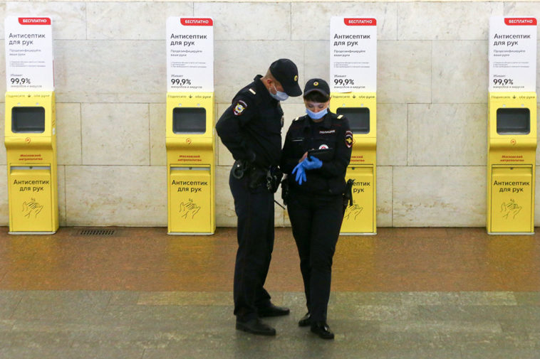 Полицейские в метро