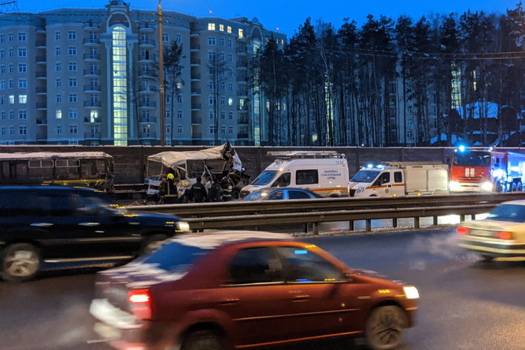 Обстановка на месте аварии с автобусом и грузовиком на трассе М9 «Балтия» в Подмосковье