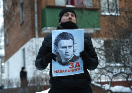 Сторонник политика Алексея Навального у отделения полиции в Химках
