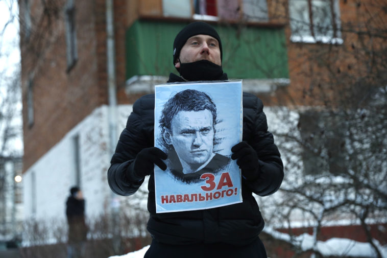 Сторонник политика Алексея Навального у отделения полиции в Химках