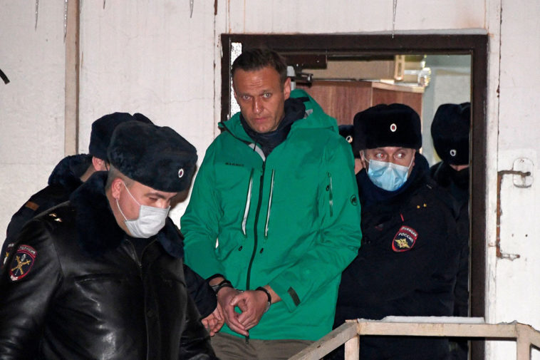 Политик Алексей Навальный после суда в отделении полиции в Химках