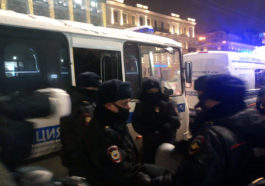 Полиция задерживает участников акции в поддержку Алексея Навального у станции метро «Гостиный двор» в Петербурге
