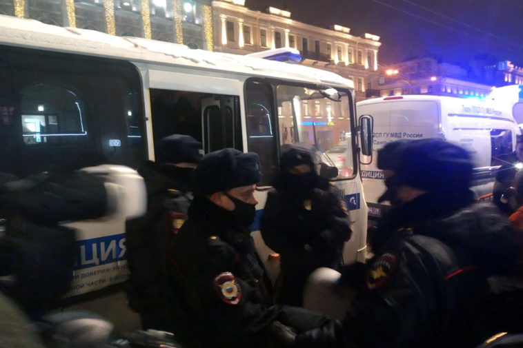 Полиция задерживает участников акции в поддержку Алексея Навального у станции метро «Гостиный двор» в Петербурге