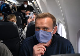 Политик Алексей Навальный в самолете авиакомпании "Победа"