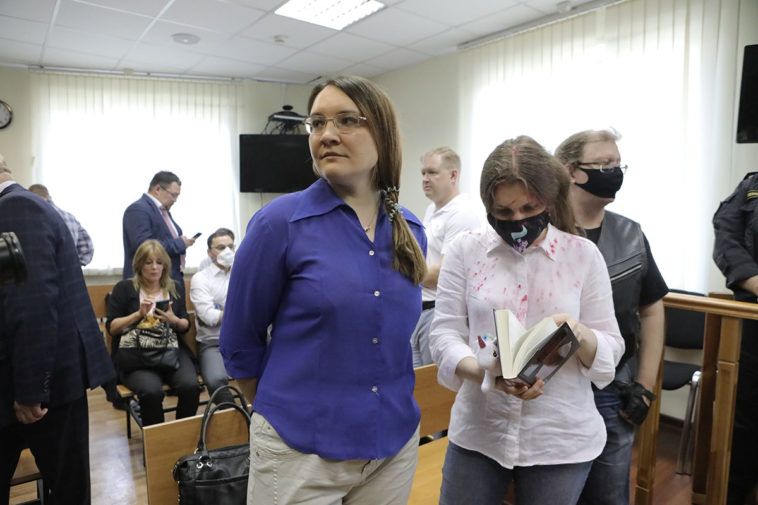 Фигуранты дела «Нового величия» Мария Дубовик и Анна Павликова, обвиняемые в экстремизме, во время оглашения приговора в Люблинском суде города Москвы.