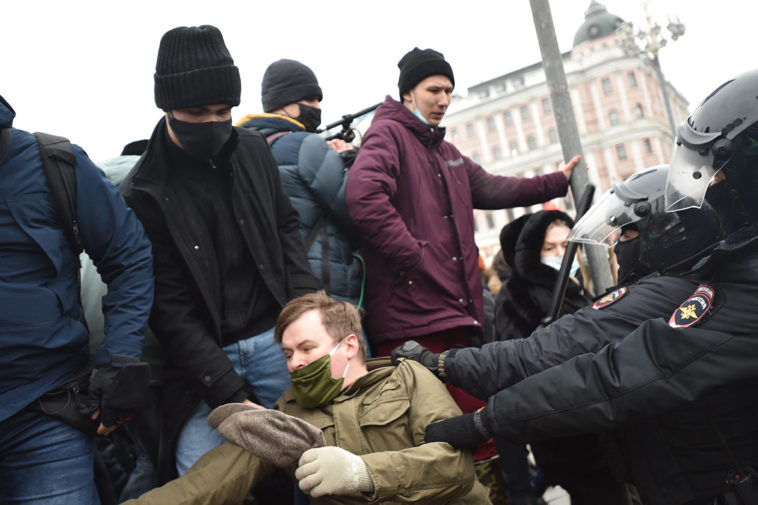 Задержанные в Москве подростки стали свидетелями по делу о вовлечении детей в митинги