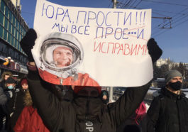 Пртестующий с плакатом в Новосибирске