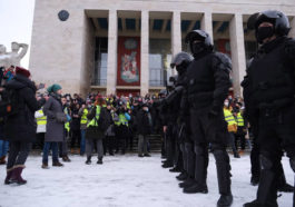 Полиция и участники митинга