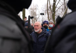 Полиция и участиники митинга в Петербурге