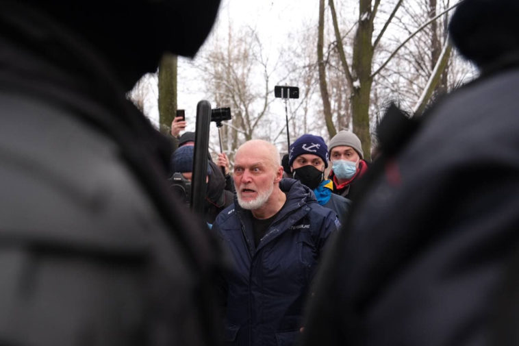 Полиция и участиники митинга в Петербурге
