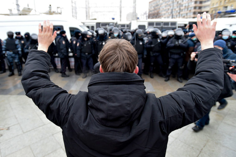 Участник митинга на Пушкинской площади перед цепочкой ОМОНа