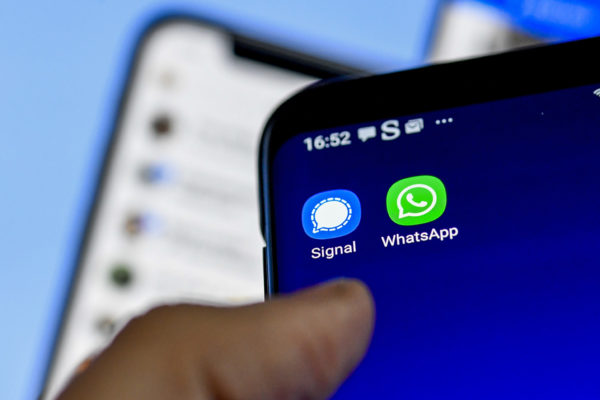 Пользователи WhatsApp массово мигрируют в мессенджеры Signal и Telegram. Чем они лучше?