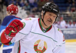 Александр Лукашенко во время игры в хоккей