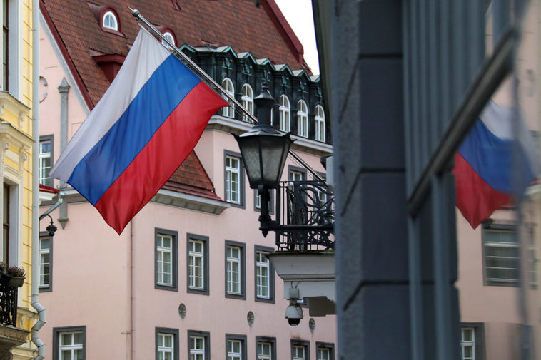 Российский флаг на здании посольства России