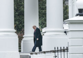 Дональд Трамп выходит из Белого Дома