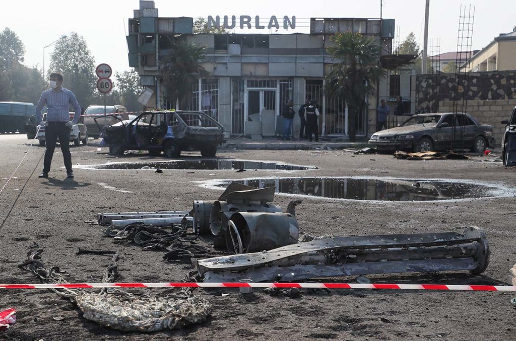 Азербайджан. Барда. Последствия ракетного обстрела 28 октября на одной из улиц