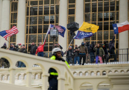 Сторонники Трампа на крыльце Капитолия