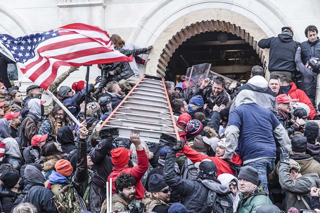 Сторонники Трампа штурмуют здание Конгресса США
