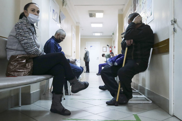 Очередь на вакцинацию в одной из поликлиник Новосибирска