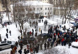 Люди у здания второго отдела полиции управления МВД России по городу Химки, где находился политик Алексей Навальный