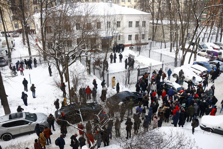 Люди у здания второго отдела полиции управления МВД России по городу Химки, где находился политик Алексей Навальный
