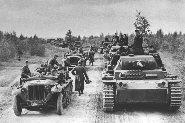 Немецкие войска едут на танках и машинах