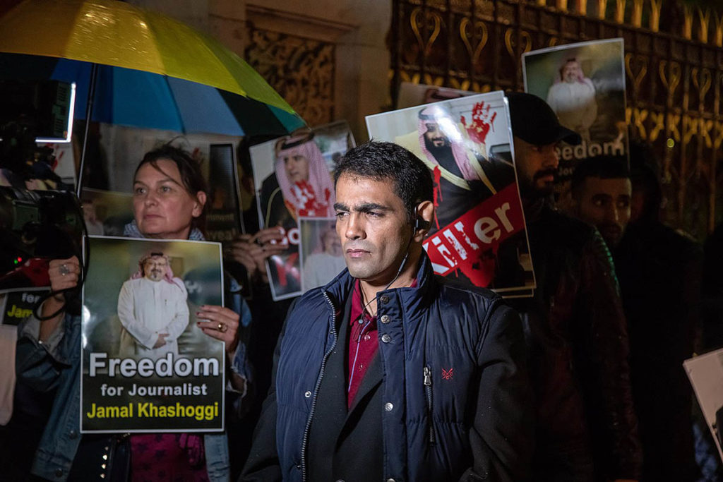 Саудовский активист на акции протеста у Музея естественной истории в Лондоне, 11 октября 2018 года, после исчезновения Джамаля Хашкаджи