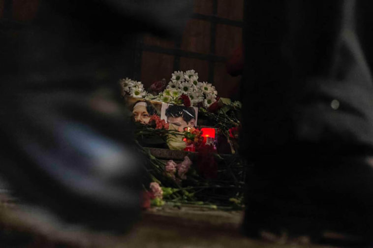 Цветы и свечи на метсе убийства Станислава Маркелова и Анастасии Бабуровой. Фото: Юрий Белят / «МБХ медиа»