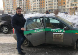 Николай Ляскин садится в машину ФСИН
