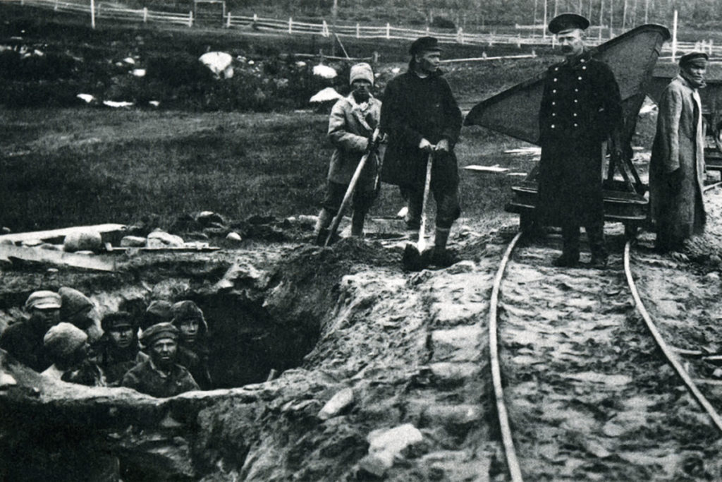 Заключенные Соловецкого лагеря копают глину для кирпичного завода