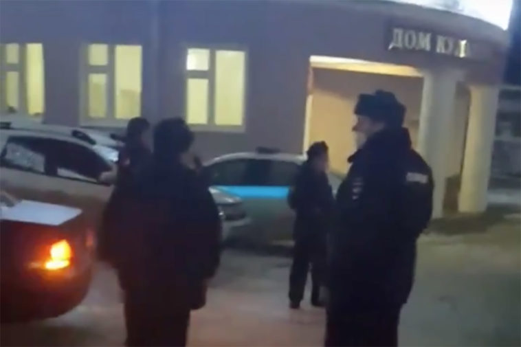 Снявшего разгон новогодних гуляний жителя Подмосковья оштрафовали за неуважение к власти