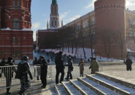 В центре Москвы и Петербурга установили полицейские ограждения. Протестующих в городах нет
