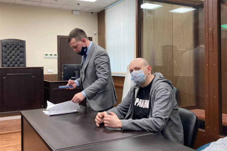Суд арестовал на 25 суток главного редактора «Медиазоны» Сергея Смирнова
