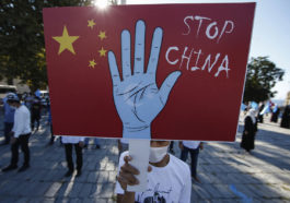 Акция протеста в Стамбуле против того, что, по их утверждению, является притеснением китайским правительством мусульманских уйгуров в дальневосточной провинции Синьцзян