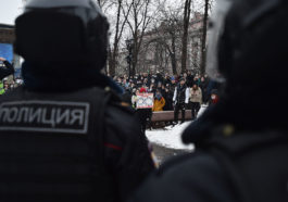 Участница акции 23 числа на Пушкинкской площади. Фото: Юрий Белят / «МБХ медиа»