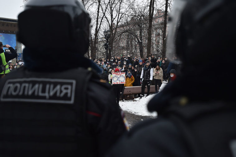 Участница акции 23 числа на Пушкинкской площади. Фото: Юрий Белят / «МБХ медиа»