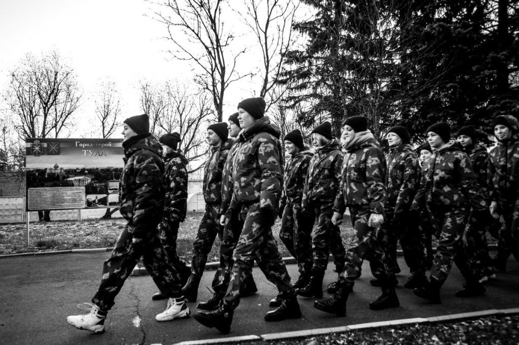 Взводы маршируют на плац в военно-патриотическом лагере «Юнармеец». Фото: Юрий Белят / «МБХ медиа»