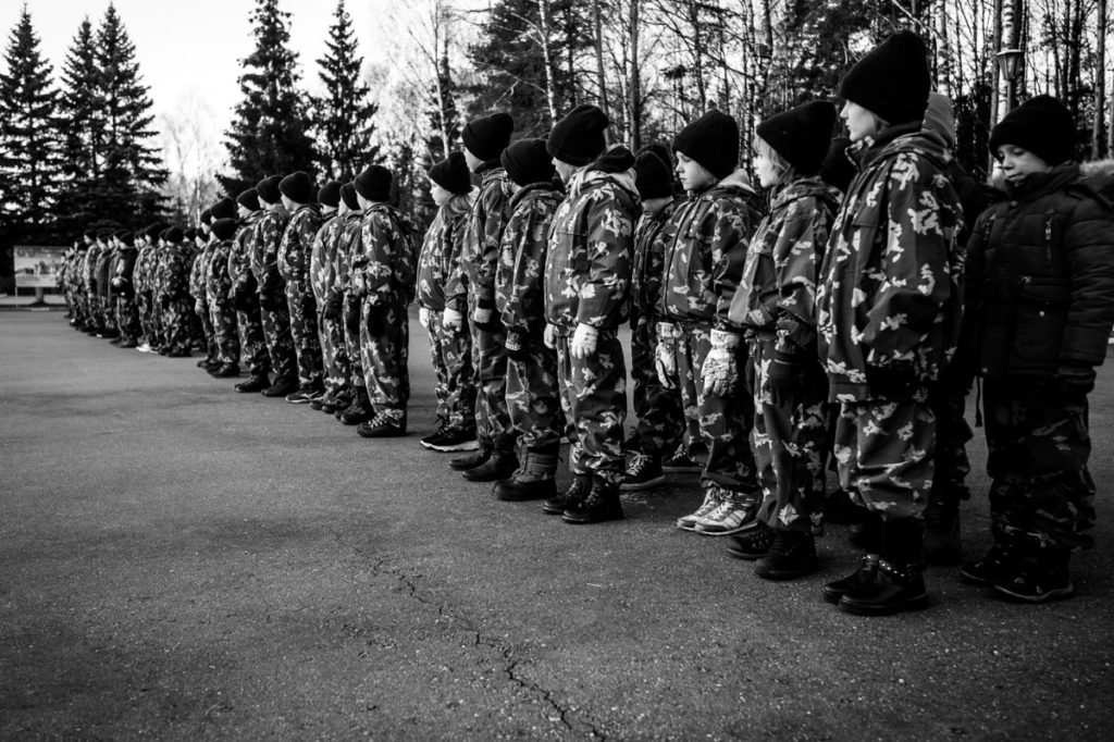 Построение на плацу в военно-патриотическом лагере «Юнармеец». Фото: Юрий Белят / «МБХ медиа»