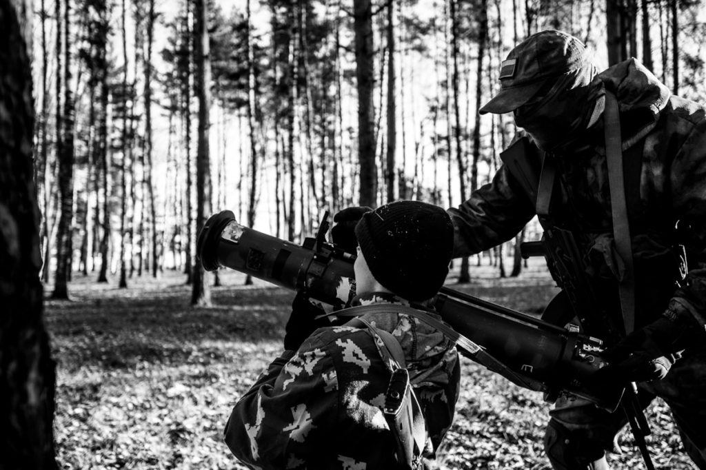 Инструктор объясняет юнармейцу, как правильно держать реактивный пехотный огнемет «Шмель».  Фото: Юрий Белят / «МБХ медиа»