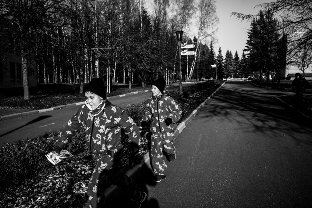 Занятия по ориентированию на местности в военно-патриотическом лагере «Юнармеец». Фото: Юрий Белят / «МБХ медиа»