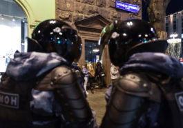 Полицейские окружили протестующи, вышедших на улицы Москвы после решения суда по Алексею Навальному